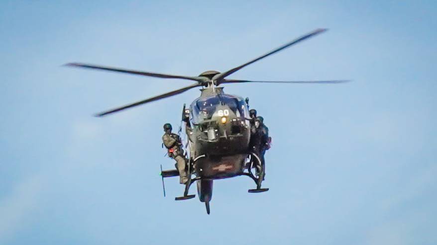 Szenen wie im Actionfilm: Polizisten seilen sich aus Helikopter ab