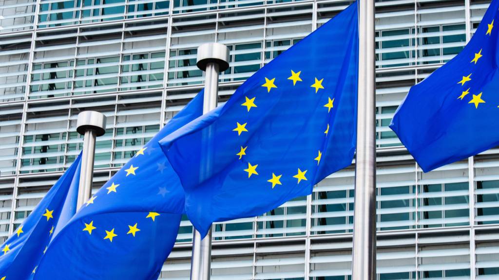 ARCHIV - Fahnen der Europäischen Union wehen vor dem Berlaymont-Gebäude in Brüssel, dem Sitz der EU-Kommission. Foto: Alicia Windzio/dpa/Archivbild