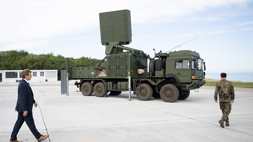ARCHIV - Harald Buschek (l), Geschäftsführer bei Diehl Defence, geht während der Vorstellung der European Air Defence Academy in der Kaserne Todendorf auf einer Platte vor einem Launcher des Luftverteidigungssystems IRIS-T SLM der Firma Diehl Defence vorbei. Die Bundesregierung hat Waffenlieferungen an Saudi-Arabien genehmigt. Foto: Sebastian Christoph Gollnow/dpa