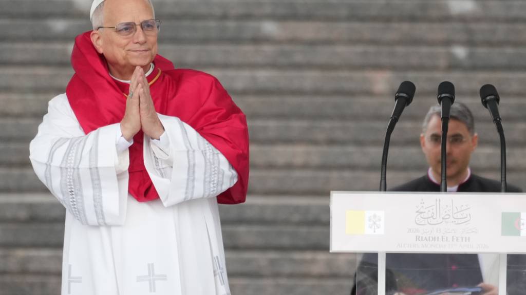 Papst Leo XIV. kommt am ersten Tag einer 11-tägigen apostolischen Reise nach Afrika am Märtyrerdenkmal von Maqam Echahid in Algier an. Foto: Andrew Medichini/AP/dpa