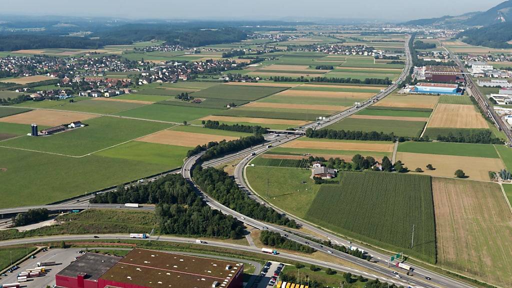 Die Autobahn A1 zwischen den Verzweigungen Härkingen (Bild) und Luterbach ist heute oft überlastet. Jetzt soll sie von vier auf sechs Spuren augebaut werden. (Archivbild)