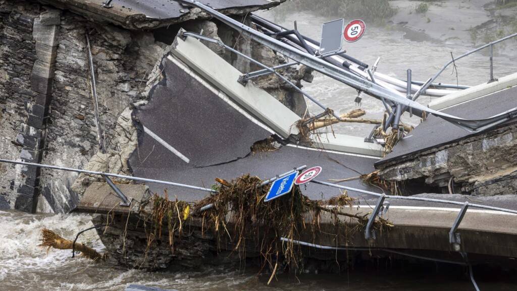 Die zerstörte Brücke in Visletto bei Cevio erschwert den Zugang in den oberen Teil des Maggiatales sehr stark.