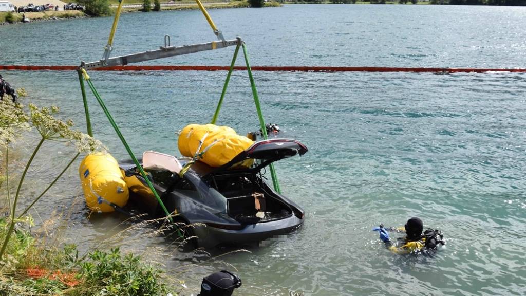Einigermassen glimpflich ausgegangen ist am Samstag ein misslungenes Überholmanöver auf der Malojastrasse am Silsersee im Engadin: Die beiden Autoinsassen konnten sich aus dem sinkenden Fahrzeug leicht verletzt befreien und ans Ufer retten.