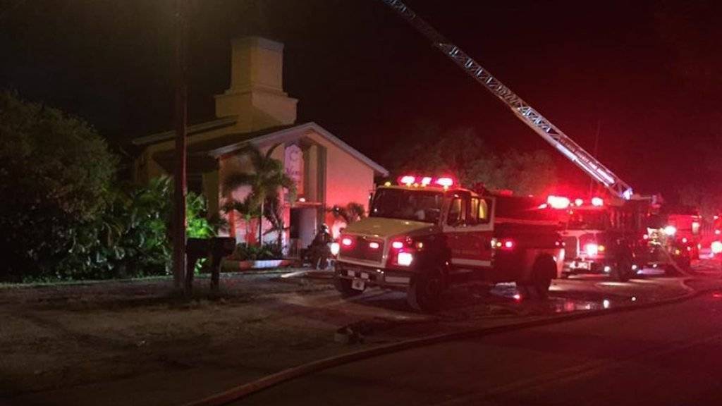 Im Islamic Center von Fort Pierce in Florida pflegte der Mann zu beten, der in einem Homosexuellenklub in Orlando 49 Menschen erschoss. Nun wurde die Moschee Ziel eines Brandanschlags.