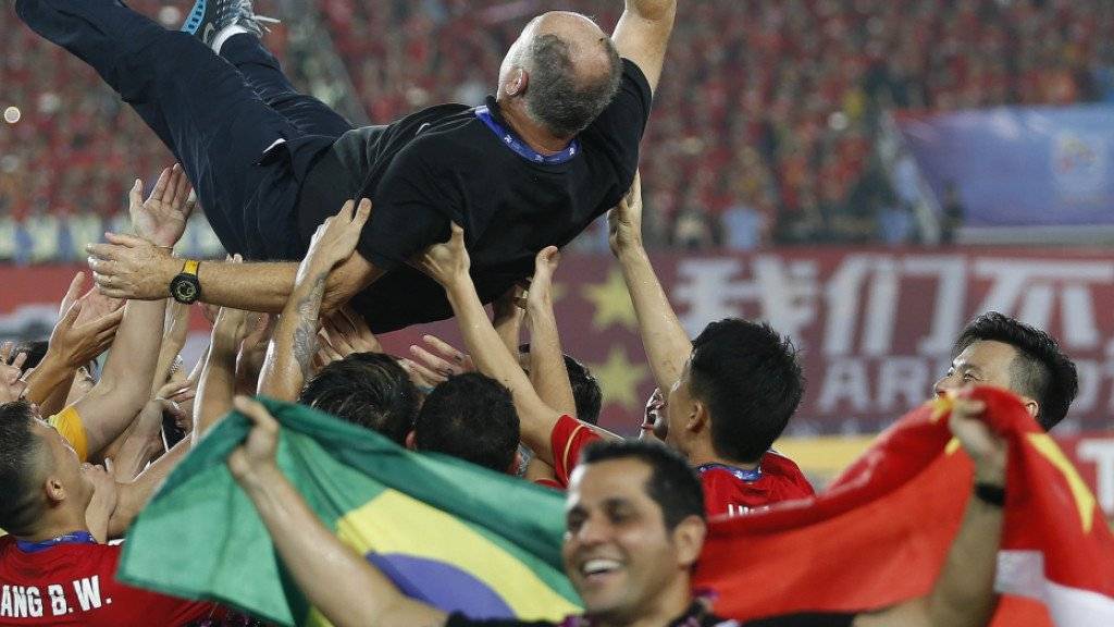 Luiz Felipe Scolari wird von seinen Spielern nach dem Meistertitel gefeiert