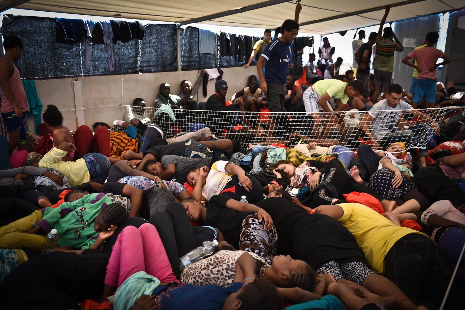 Fürs erste in Sicherheit: Die Flüchtlinge liegen dicht gedrängt auf dem MSF-Rettungsschiff Dignity.