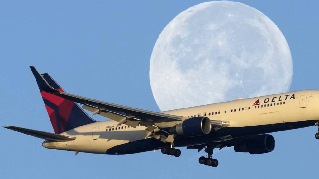 Die weltgrösste Fluggesellschaft Delta Air Lines hat im zweiten Quartal trotz hoher Kerosinpreisen einen Gewinn eingeflogen. Dies war vor allem dank höherer Ticketpreisen möglich.(Archivbild)