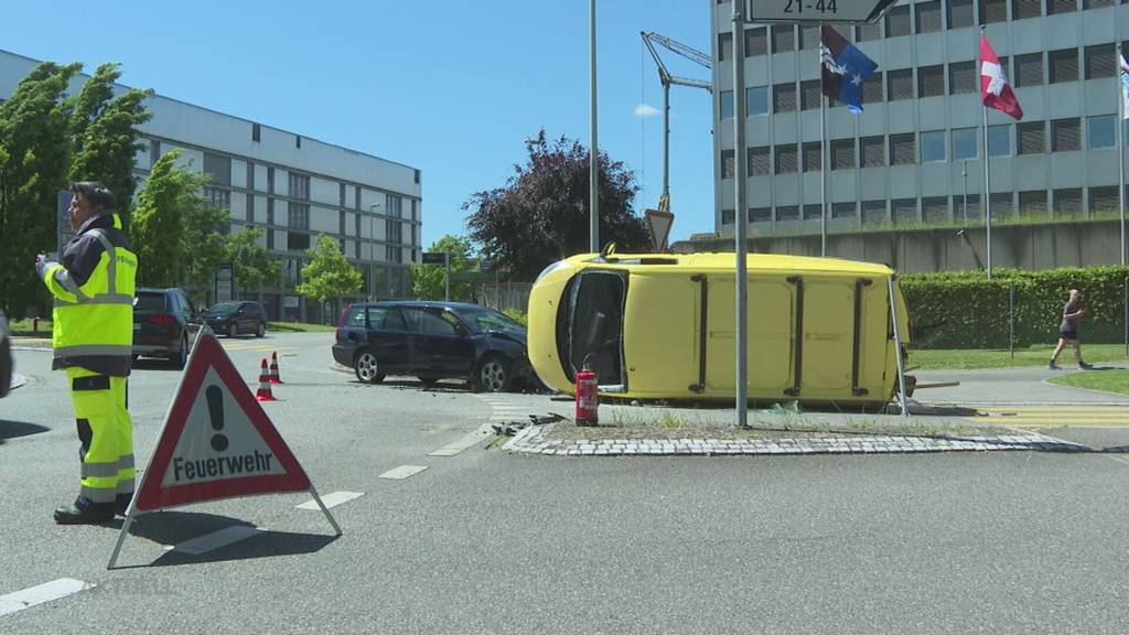 Dumm gelaufen: Auto kippt in Kreisel vor Aarauer Polizeigebäude auf Seite