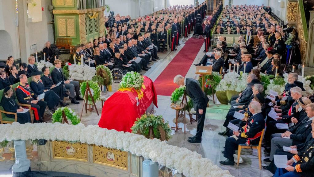 Der norwegische Ministerpräsident Jonas Gahr Støre verneigt sich während der Trauerfeier für König Harald V. in der Kathedrale von Oslo vor dem Sarg. Foto: Stian Lysberg Solum/NTB Scanpix/AP/dpa