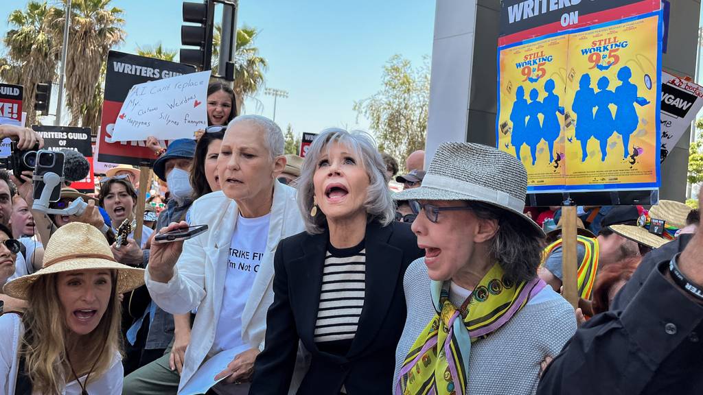 Bereits jetzt schliessen sich immer wieder Schauspielerinnen den Autorenstreiks an: Hier die Autorin Patricia Resnick mit den Schauspielerinnen Jane Fonda und Lily Tomlin.