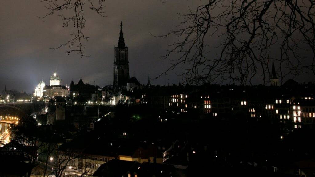 Das Münster in Bern im Dunkeln, wie es zur «Earth Hour» 2009 war. Das Bundeshaus (links) beteiligte sich nicht an der Aktion.