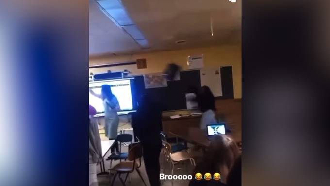 15-Jährige wirft Lehrerin während Streit Stuhl an den Kopf