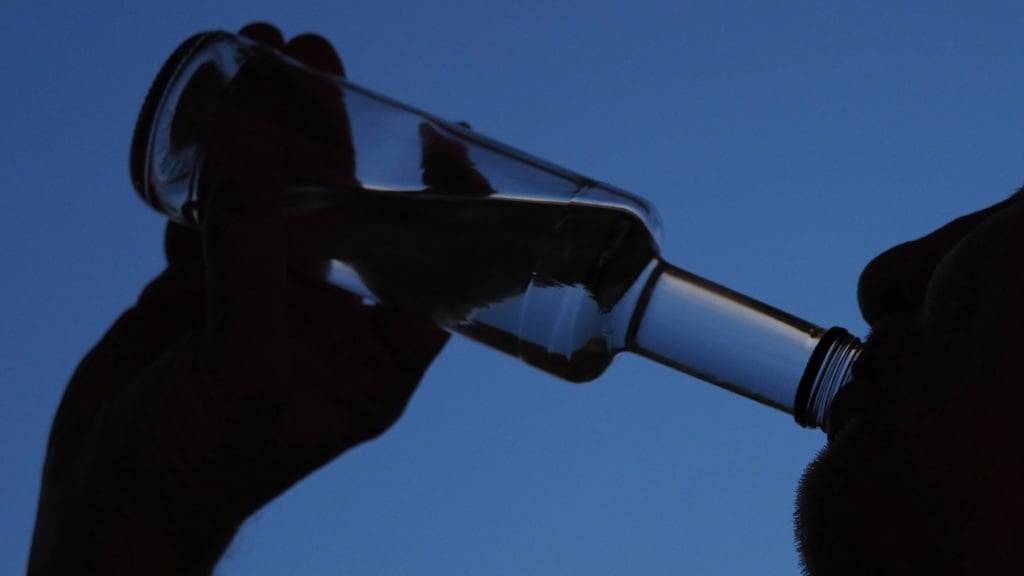 ARCHIV - Ein Mann trinkt aus einer kleinen Flasche Schnaps. Foto: Soeren Stache/dpa-Zentralbild/dpa/Symbolbild