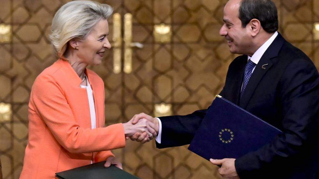 ARCHIV - Ursula von der Leyen (l), Präsidentin der Europäischen Kommission, und Abdel Fattah al-Sisi, Präsident von Ägypten, reichen sich nach einer Unterzeichnungszeremonie bei ihrem Treffen im März die Hand. Foto: Dirk Waem/belga/dpa