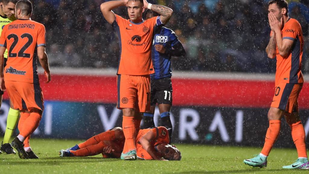 Entsetzte Reaktionen auf die Verletzung von Benjamin Pavard (am Boden)