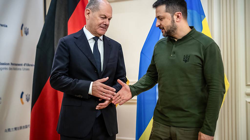 ARCHIV - Bundeskanzler Olaf Scholz (SPD) und Wolodymyr Selenskyj (r), Präsident der Ukraine, begrüßen sich bei einem bilateralen Treffen vor Beginn der 79. Generaldebatte der UN-Vollversammlung. Foto: Michael Kappeler/dpa