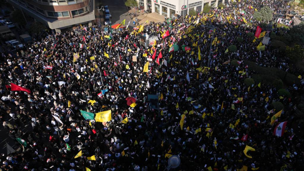 Demonstranten schwenken libanesische und Hisbollah-Flaggen während einer Protestkundgebung gegen den libanesischen Ministerpräsidenten Nawaf Salam vor dem Regierungsgebäude. Foto: Hassan Ammar/AP/dpa