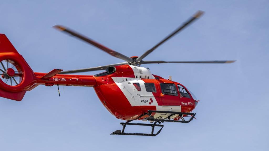 Eine Helikopterbesatzung der Rega barg den Verunglückten und flog ihn in ein ausserkantonales Spital. (Archivbild)