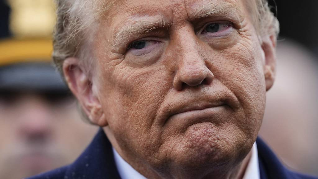 ARCHIV - Donald Trump während einer Pressekonferenz nach der Totenwache des New Yorker Polizeibeamten Diller. Foto: Frank Franklin II/AP/dpa