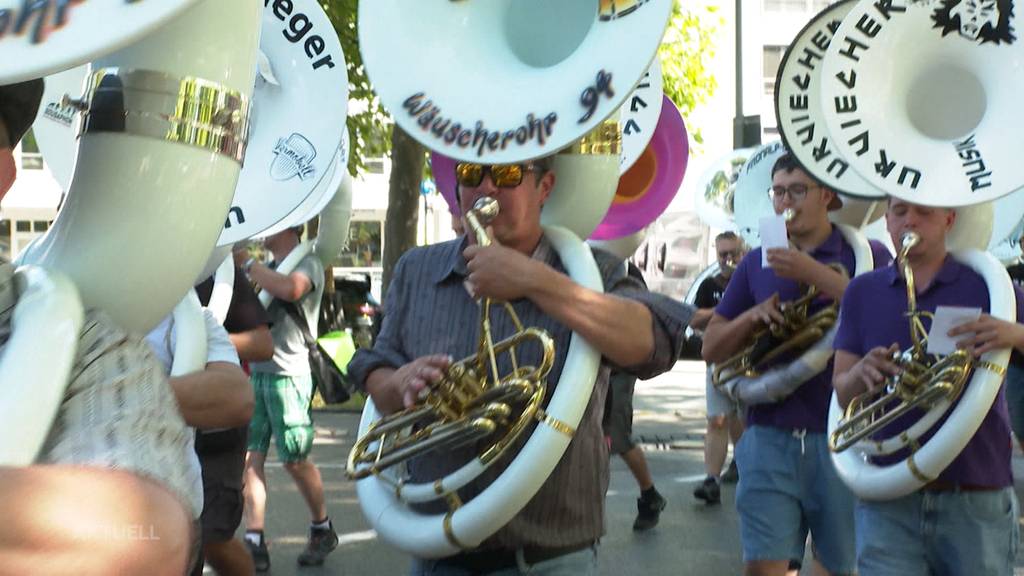 Verrückte Wanderung: In Olten marschieren 340 Sousaphonisten durch die Strassen