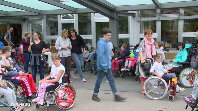 Erster Schultag des gehbehinderten Gabriels