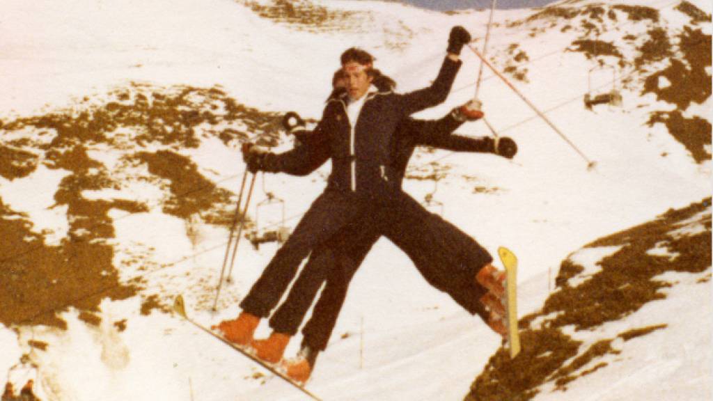 Die Kehrli-Brüder aus dem Berner Oberland fuhren in den 1970er-Jahren zu dritt auf zwei Skis ins Tal.