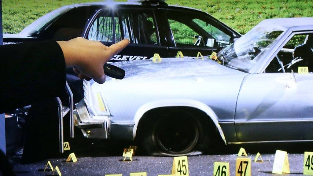 Das kugeldurchsiebte Auto, in dem in Cleveland in den USA ein Paar starb. Sechs Polizisten hatten in 20 Sekunden insgesamt 137 Schüsse auf das Fahrzeug abgegeben. Sie wurden nun entlassen. (Archivbild)