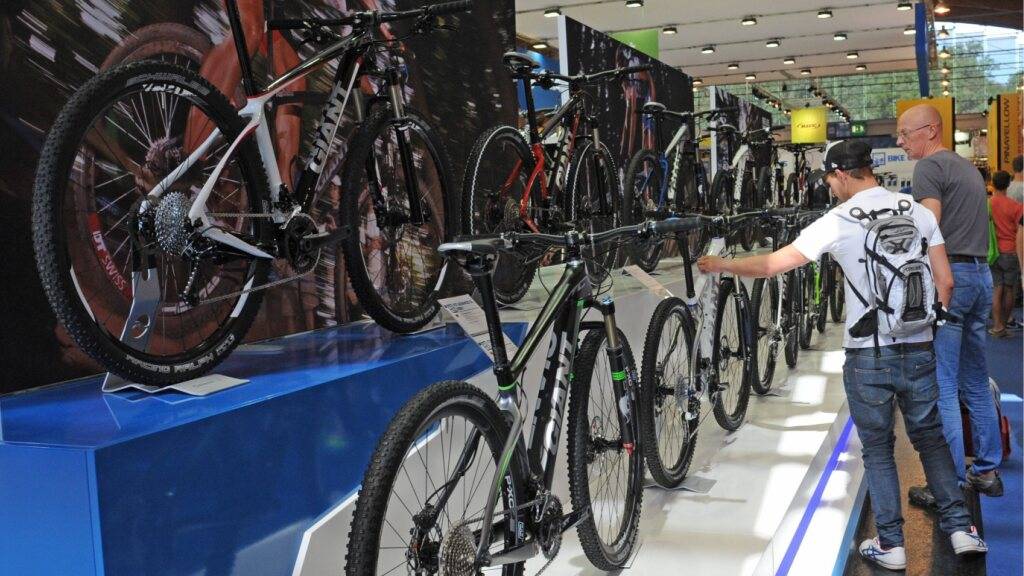 Auf der Velomesse Eurobike hat der Technikkonzern Bosch seine KI-Lösung «Range Control» vorgestellt. Die Navigationssoftware errechnet bei der Planung von E-Bike-Routen, mit welchem Akkustand man am Ziel ankommen wird. (Symbolbild)