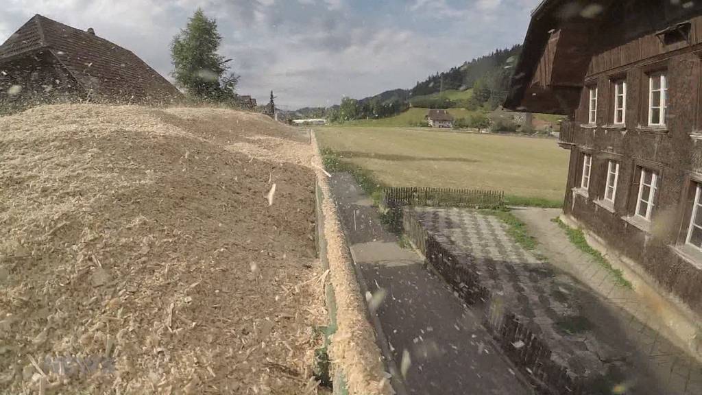 Sägemehl wird quer durchs Emmental chauffiert