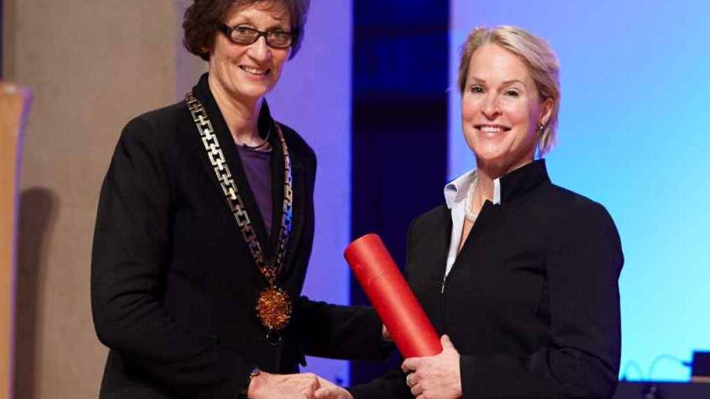Chemie-Nobelpreisträgerin Frances Arnold (rechts) 2015 bei der Entgegennahme der Ehrendoktorwürden der ETH Zürich. Links ETH-Rektorin Prof. Dr. Sarah Springman.
