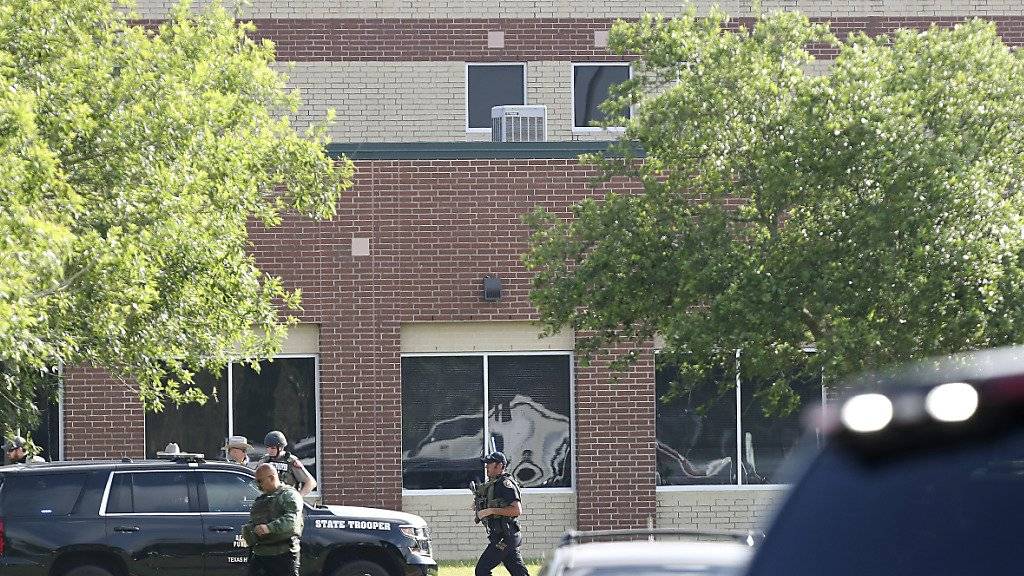 Sicherheitskräfte vor dem Tatort, der Santa-Fe-High-School, wo ein Schüler zehn Personen erschoss.