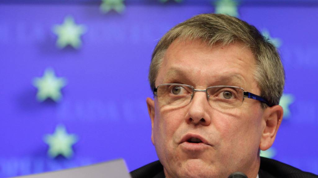 ARCHIV - Der damalige ungarische Finanzminister und Vorsitzende des EU-Rates, György Matolcsy, spricht während eines Treffens der EU-Finanzminister im Gebäude des Europäischen Rates vor Journalisten. Foto: Yves Logghe/AP/dpa