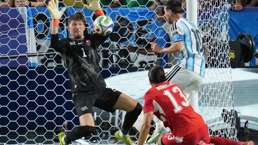Gregor Kobel hat sich mit seinen Leistungen im Nationalteam und für Borussia Dortmund auf die Liste der Kandidaten für die Yashin-Trophäe gespielt