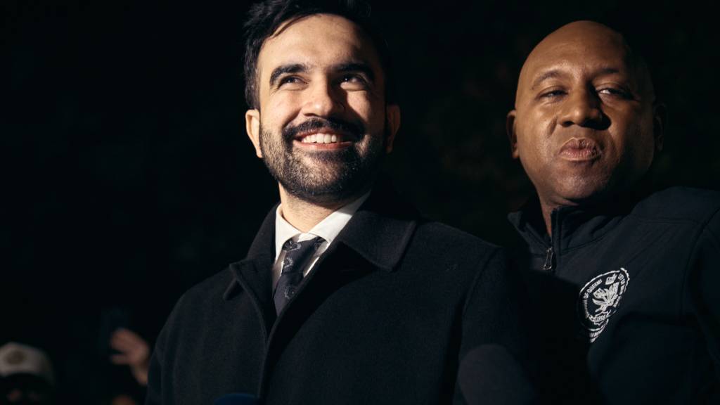 Der New Yorker Bürgermeisterkandidat Zohran Mamdani hört während einer Pressekonferenz auf dem Dutch Kills Playground im New Yorker Stadtbezirk Queens einer Frage zu. Foto: Andres Kudacki/AP/dpa