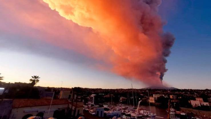 Vulkan Ätna auf Sizilien ausgebrochen - ein Naturschauspiel