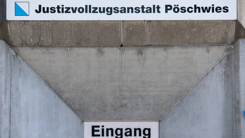 Die Zürcher Staatsanwaltschaft hat Anklage gegen einen ehemaligen Mitarbeiter der Justizvollzugsanstalt Pöschwies erhoben. Zusammen mit drei Mitbeschuldigten baute er einen Drogenhandelsring hinter Gittern auf. (Archivbild)
