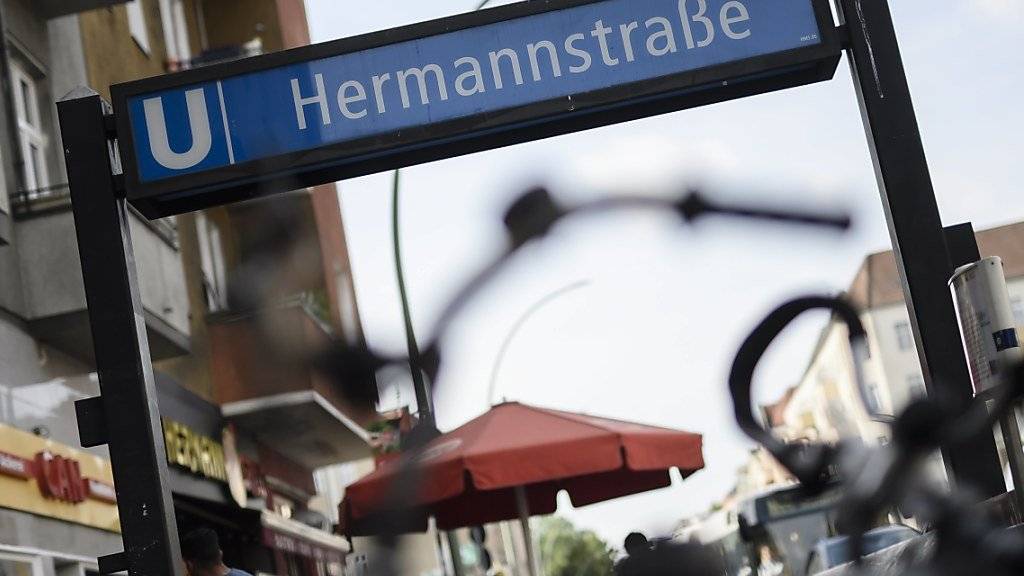 Der Mann, der eine junge Frau im Berliner U-Bahnhof Hermannstrasse die Treppe heruntergetreten hat, muss ins Gefängnist. (Symbolbild)