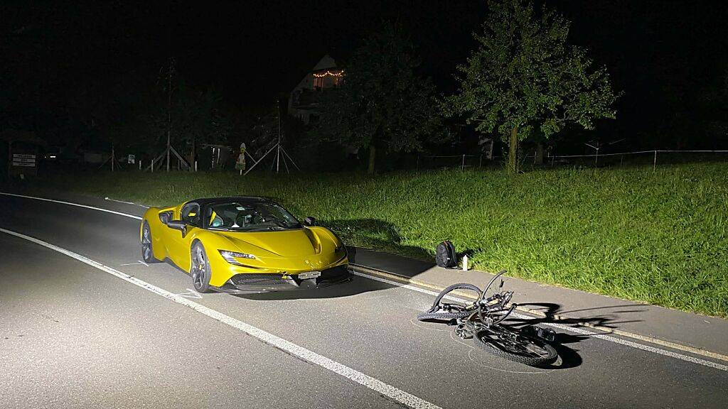 Ein Sportwagenlenker geriet in Baar auf die gegenüberliegende Fahrbahn und erfasste einen Velofahrer.