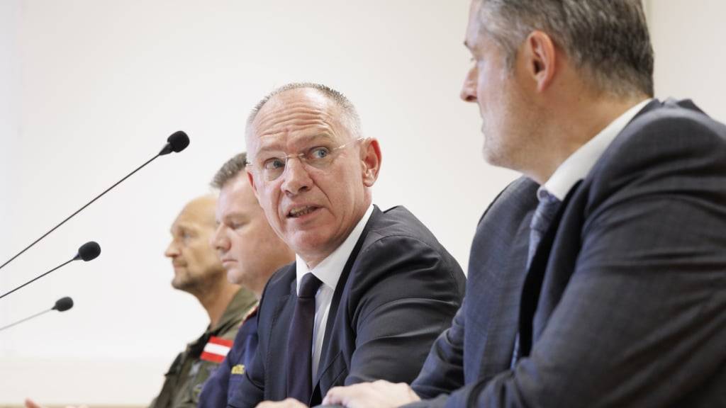Oberst Kurt Kornberger (l-r), Leiter des DSE/EKO Cobra Süd, Gerald Ortner, Landespolizeidirektor der Steiermark, Gerhard Karner (ÖVP), Innenminister von Österreich, und .Michael Lohnnegger, Leiter des Landeskriminalamt Steiermark (LKA), sprechen bei einer Pressekonferenz. Foto: Erwin Scheriau/APA/dpa