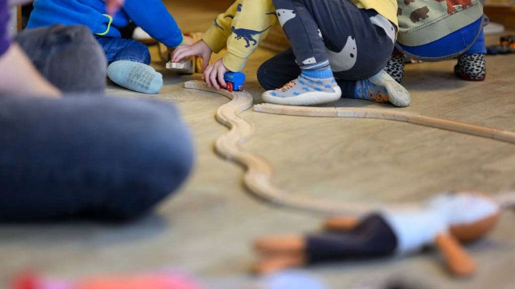 Mit der Anpassung einer Verordnung will der Zuger Regierungsrat die Höhe der finanziellen Unterstützung von Erziehungsberechtigten bei der Kinderbetreuung festlegen. (Symbolbild)