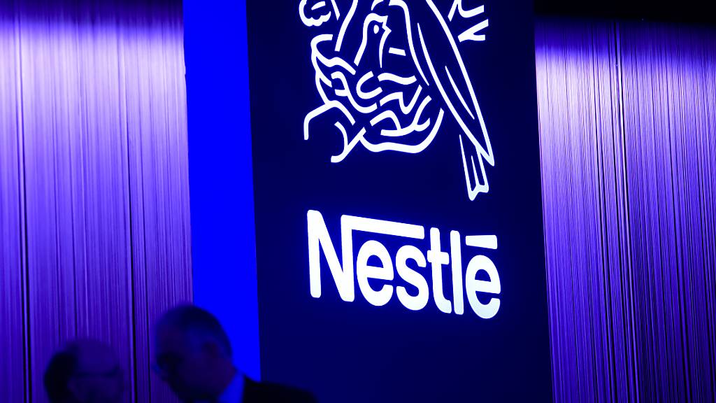 Das Logo des Nahrungsmittelherstellers Nestlé in Lausanne VD. (Archivbild)