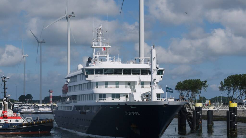 Das Kreuzfahrtschiff «Hondius» läuft in den Hafen von Rotterdam ein. Foto: Patrick Post/AP/dpa