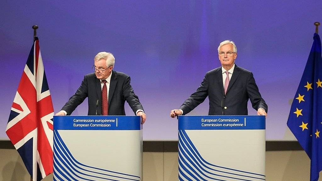 Kaum Fortschritte nach der zweiten Brexit-Verhandlungsrunde: Vom britischen Brexit-Ministers Davis Davis (links) hat EU-Chefunterhändler Michel Barnier am Donnerstag in Brüssel eine Klärung aller wichtiger Positionen bis Ende August gefordert.