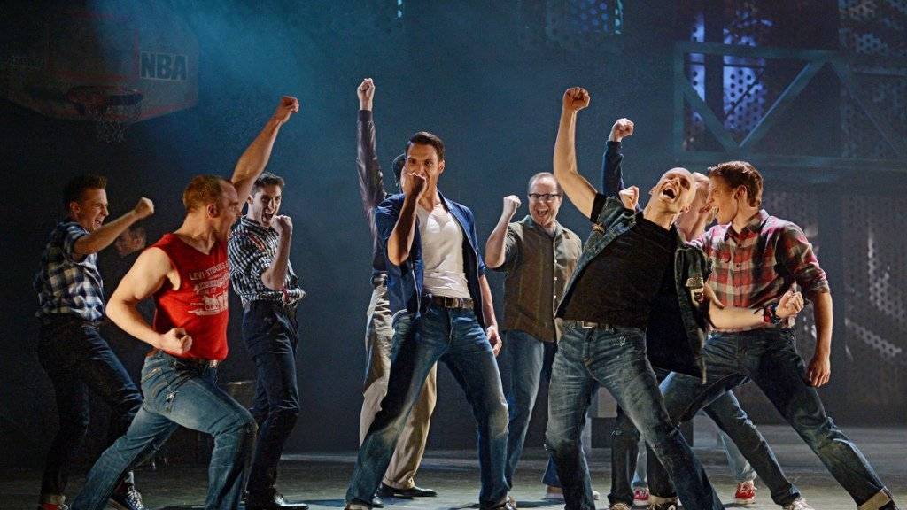 Die Tänzer in «West Side Story» zeigen Aggressivität als faszinierende Tanzkunst. 
(Caption: Andreas J. Etter, Theater St. Gallen).