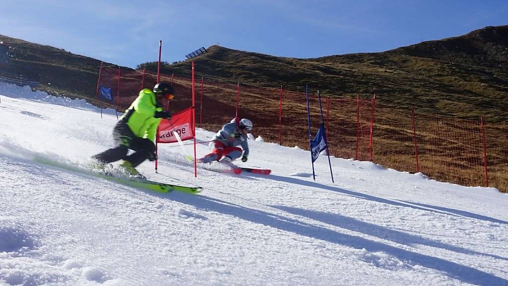 Gleich zwei Weltmeister ziehen auf der Tschentenalp die ersten Schwünge auf Schnee aus der Schneefarm: Der ehemalige Riesenslalom-Dominator Michael von Grünigen und Junioren-Skiweltmeister Lars Rösti.