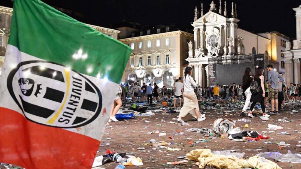 Überbleibsel der Massenpanik auf der Piazza San Carlo in Turin