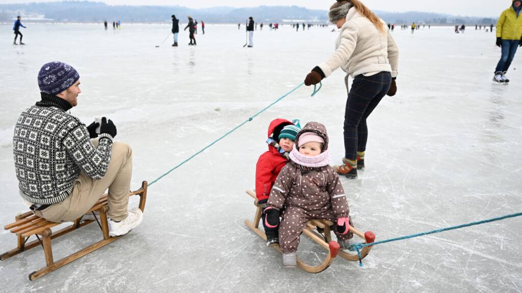 Trotz deutlich geringerer öffentlicher Ausgaben für Familienpolitik steht die durchschnittliche Familie in der Schweiz im Vergleich zu ihren Nachbarländern gut da. Zu diesem Ergebnis kommt eine Studie der Universität Luzern. (Archivbild)