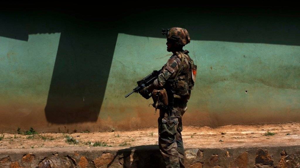 Ein französischer Soldat patrouilliert in Bangui, in der zentralafrikanischen Republik. Die UNO erhob erneut Missbrauchsvorwürfe gegen ausländische Soldaten im Land. (Archiv)