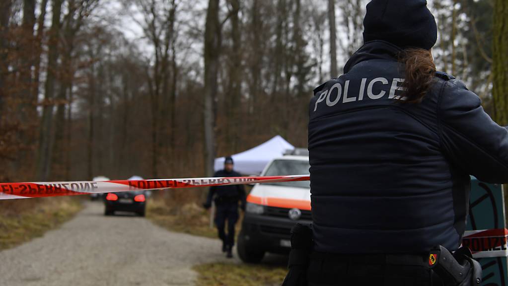 Eine Polizistin sperrt im Könizbergwald bei Niederwangen den Fundort ab. (Archivbild)