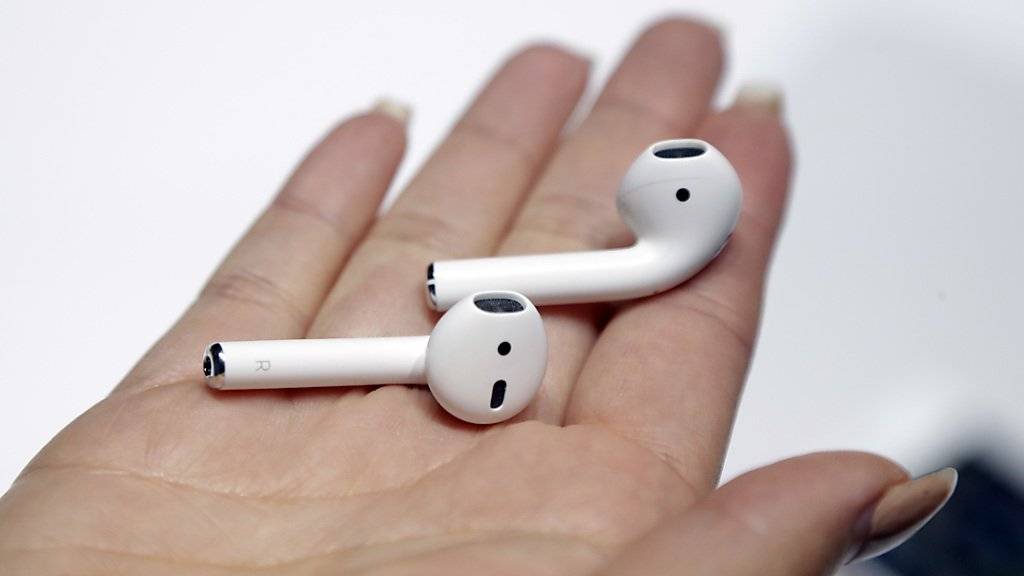 iPhone-Nutzer können die drahtlosen Mini-Ohrhörer von Apple noch nicht nutzen. Der Konzern hat den Verkaufsstart verschoben.